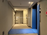 ワンルーフレジデンス中野 共用廊下から玄関へ続くエレベーターホール周辺の様子
