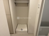 ワンルーフレジデンス中野 洗濯パン付きのスッキリとした洗濯機置き場