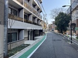 ロスアルコス千駄木 街路から見た建物の外観と周辺の落ち着いた住宅街の様子