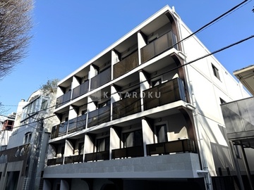 ロスアルコス千駄木 青空を背景に建つ白いモダンな建物外観