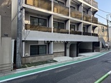ロスアルコス千駄木 前面道路から見たモダンな建物外観