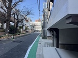 ロスアルコス千駄木 落ち着いた街並みに面したモダンな建物のエントランス