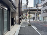 東麻布平成レジデンス 建物周辺の通り沿いから見た落ち着いた街並みの様子