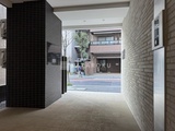 東麻布平成レジデンス エントランスから見た玄関ポーチと街路景観