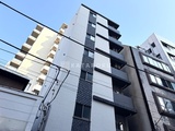 東麻布平成レジデンス 白と黒のタイル張りが特徴的なモダンな建物外観