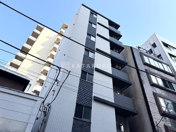 東麻布平成レジデンス 白と黒のタイル張りが特徴的なモダンな建物外観