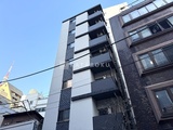 東麻布平成レジデンス 白と黒のコントラストが際立つ、モダンなマンション外観