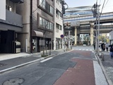 東麻布平成レジデンス 前面の静かな街路から見た建物と周辺街並みの様子
