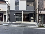 東麻布平成レジデンス 黒いタイル張りのモダンな外観と広めのエントランスアプローチ