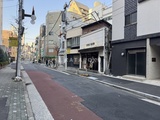東麻布平成レジデンス 商店街沿いの落ち着いた街並みから見た建物外観
