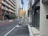 東麻布平成レジデンス 建物前面の落ち着いた雰囲気の街路から見た外観