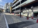 ザ・パークハビオSOHO市谷左内町 前面道路から見た建物外観と入口周辺の様子