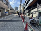 ザ・パークハビオSOHO市谷左内町 建物周辺の歩行者通路と商業施設が立ち並ぶ開放的な街並みの様子