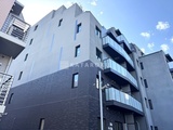 ザ・パークハビオSOHO市谷左内町 モダンな外観のコンクリート造マンション、濃紺のタイル張り低層