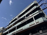 ザ・パークハビオSOHO市谷左内町 青空に映える明るい印象のマンション外観
