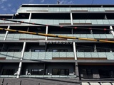 ザ・パークハビオSOHO市谷左内町 建設中の現代的なマンション外観、グレーのタイル張りの落ち着い