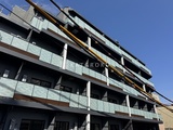 ザ・パークハビオSOHO市谷左内町 青空を背景に、モダンな外観の共同住宅の建物全体が映っている