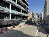 ザ・パークハビオSOHO市谷左内町 前面道路から見たモダンな共有スペースと建物外観