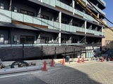 ザ・パークハビオSOHO市谷左内町 モダンなデザインの建物外観と敷地前面の様子