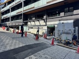 ザ・パークハビオSOHO市谷左内町 建設中の広場から見た建物エントランス付近の様子