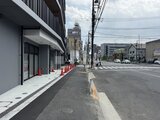 シーズンフラッツ大森北三丁目 街路沿いに立つ新築建物の1階店舗部分と前面道路の様子