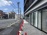 シーズンフラッツ大森北三丁目 建物前面の歩道から見た街路沿いの外観