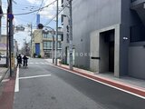 シーズンフラッツ大森北三丁目 静かな住宅街の道路沿いに立つモダンな建物外観