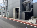 シーズンフラッツ大森北三丁目 前面道路から見たモダンな外観と開放的なエントランス