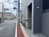 シーズンフラッツ大森北三丁目 前面道路から見たモダンなエントランスの建物外観