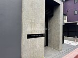 シーズンフラッツ大森北三丁目 コンクリート造のモダンな建物エントランス