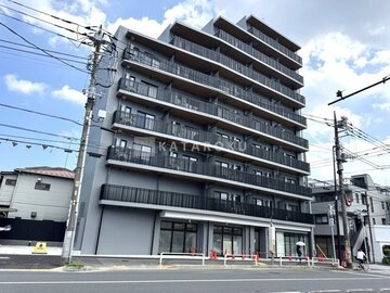 シーズンフラッツ大森北三丁目 前面道路から見たモダンな外観の建物全景