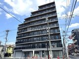 シーズンフラッツ大森北三丁目 青空の下に建つ8階建てのマンション外観
