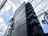 シーズンフラッツ大森北三丁目 下からの視点で捉えた、バルコニー付きの鉄筋コンクリート造住宅
