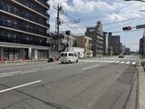 シーズンフラッツ大森北三丁目 前面道路から見た建物外観と周辺の街並み