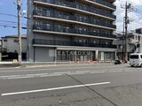 シーズンフラッツ大森北三丁目 前面道路から見た建物外観と1階店舗スペース