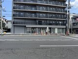 シーズンフラッツ大森北三丁目 前面道路から見た建物外観と1階店舗スペース