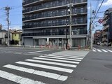 シーズンフラッツ大森北三丁目 交差点側から見た建物の外観と1階店舗スペース