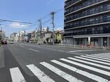 シーズンフラッツ大森北三丁目 前面道路から見た建物外観と交差点の様子
