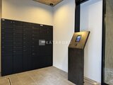 シーズンフラッツ大森北三丁目 多数のメールボックスと宅配ボックスが備わった共用ロビー
