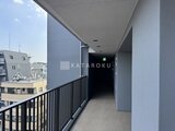 シーズンフラッツ大森北三丁目 開放的なバルコニーと廊下が繋がる共用部の様子