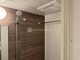 シーズンフラッツ大森北三丁目 木目調パネルを使用したシャワールームの様子
