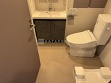 シーズンフラッツ大森北三丁目 洗面台と温水便座付きトイレが備わった清潔な洗面所