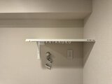 シーズンフラッツ大森北三丁目 白い棚と コンセント付きのシンプルな壁面収納スペース