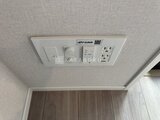 シーズンフラッツ大森北三丁目 天井に設置された照明スイッチとコンセント、換気機能付きパネル
