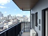 シーズンフラッツ大森北三丁目 都市景観が広がる開放的なバルコニーの様子