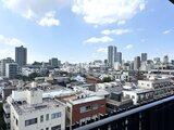 シーズンフラッツ大森北三丁目 上層階からの眺望で、周辺の街並みと青空が広がる様子