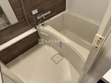 シーズンフラッツ大森北三丁目 落ち着いた色合いのパネル壁と広めの浴槽を備えた浴室