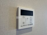 シーズンフラッツ大森北三丁目 壁面に取り付けられた給湯器の操作パネル
