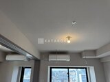 シーズンフラッツ大森北三丁目 複数のエアコンと大きな窓からの採光が心地よいリビング天井部分