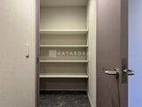 シーズンフラッツ大森北三丁目 複数の棚板が備わった納戸スペースの内部